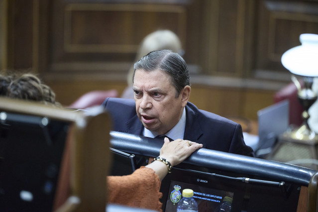 El ministro de Agricultura, Luis Planas, durante una sesión de control en el Gobierno, en el Congreso de los Diputados, a 24 de septiembre de 2025, en Madrid (España).