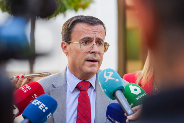 El secretario general del PSOE de Extremadura, Miguel Ángel Gallardo, en declaraciones a los medios de comunicación en el patio de la Asamblea.