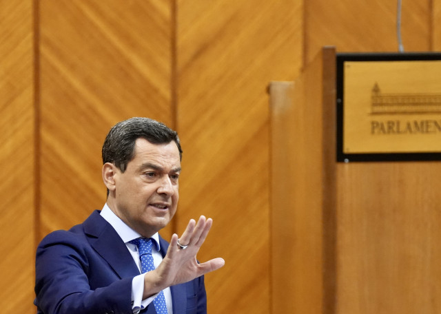 El presidente de la Junta de Andalucía, Juanma Moreno, interviene durante la sesión de control en el pleno del Parlamento andaluz. A 25 de septiembre de 2025, en Sevilla (Andalucía, España). Segunda jornada de Pleno, con Sesión de Control al Gobierno y pr