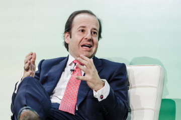Archivo - El director general de Banca Privada, Gestión de Activos y Seguros en Banco Santander, Víctor Matarranz, interviene en la mesa redonda: 'Inversión sostenible', durante el encuentro Finres