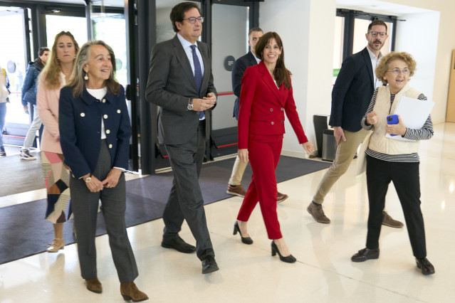 El ministro para la Transformación Digital y de la Función Pública, Óscar López, y la alcaldesa de Vitoria,-Gasteiz, Maider Etxebarria, presentan la IX Cumbre Global de la Alianza Abierta, En el Palacio Europa, a 25 de septiembre de 2025, en Vitoria-Gaste