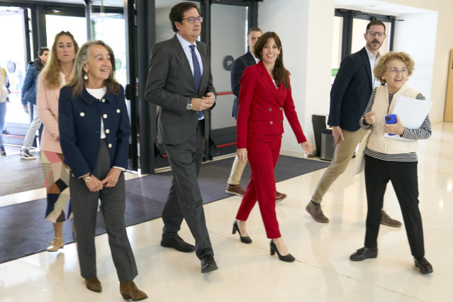 El ministro para la Transformación Digital y de la Función Pública, Óscar López, y la alcaldesa de Vitoria,-Gasteiz, Maider Etxebarria, presentan la IX Cumbre Global de la Alianza Abierta, En el Palacio Europa, a 25 de septiembre de 2025, en Vitoria-Gaste