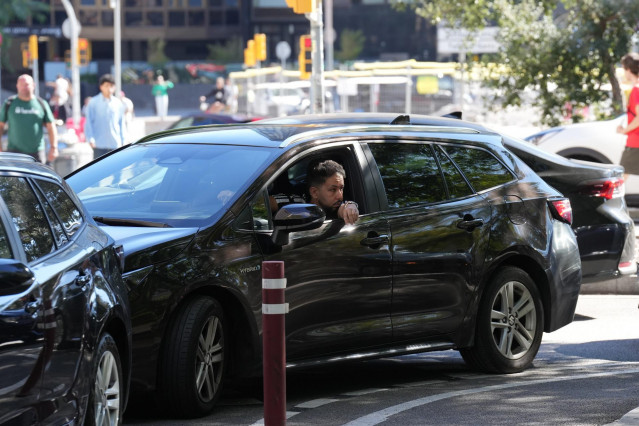 Varios VTC durante una concentración convocada por el Sindicato Libre de Transporte (STL) y Unauto VTC ante la Consellería de Territorio de la Generalitat, en una imagen de archivo.