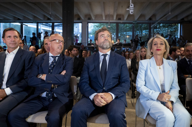 El exportavoz de Vox, Iván Espinosa de los Monteros (2d), presenta ‘Atenea’, su nuevo ‘think tank’, a 25 de septiembre de 2025, en Madrid (España).a 25 de septiembre de 2025, en Madrid (España). Espinosa de los Monteros define ‘Atenea’ como un espacio par