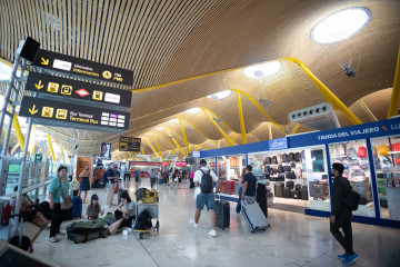 Archivo - Varias personas con maletas, en la terminal 4 del aeropuerto Adolfo Suárez Madrid-Barajas, a 24 de julio de 2025, en Madrid (España).