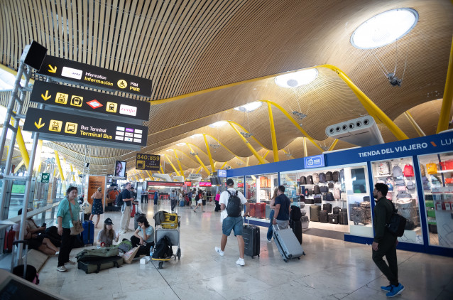 Archivo - Varias personas con maletas, en la terminal 4 del aeropuerto Adolfo Suárez Madrid-Barajas, a 24 de julio de 2025, en Madrid (España).