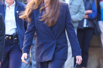 La Princesa Leonor, a su llegada al Palacio de Navarra este viernes, dentro de su primera visita oficial a la Comunidad foral, acompañda de los Reyes Felipe y Letizia.