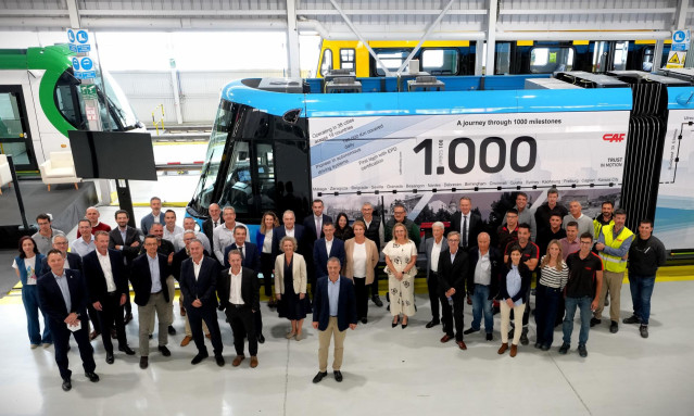 CAF celebra la salida de fábrica del tranvía número 1.000 de Urbos