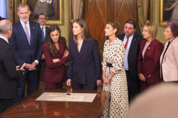 Los Reyes Felipe y Letizia y la Princesa Leonor, junto con la presidenta del Gobierno de Navarra, María Chivite, en su visita al Palacio de Navarra, donde han conocido el documento de creación del P