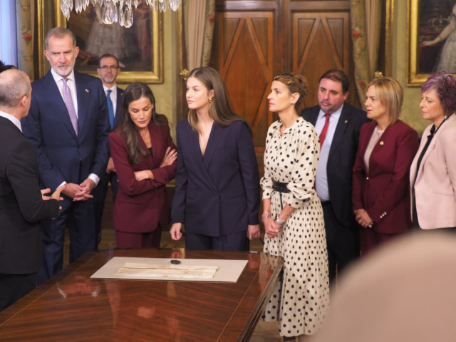 Los Reyes Felipe y Letizia y la Princesa Leonor, junto con la presidenta del Gobierno de Navarra, María Chivite, en su visita al Palacio de Navarra, donde han conocido el documento de creación del Principado de Viana.