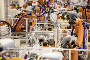 Archivo - Robots en la planta de Volkswagen en Emden.