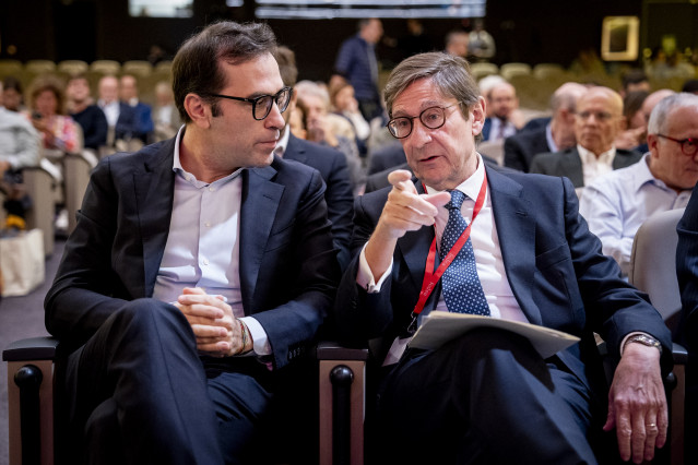El ministro de Economía, Comercio y Empresa, Carlos Cuerpo (i), y el Presidente del Patronato de Fedea, José Ignacio Goirigolzarri (d), durante la primera jornada de la 'Conferencia 40 años de Fedea: los retos de la economía española', en la Fundación Ram