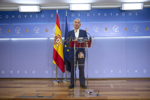 El portavoz adjunto y diputado de Sumar en el Congreso, Enrique Santiago, durante una rueda de prensa, en el Congreso de los Diputados, a 12 de septiembre de 2025, en Madrid (España).