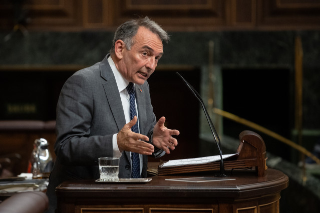 Archivo - El diputado de Sumar Enrique Santiago, interviene durante un pleno en el Congreso de los Diputados, a 19 de noviembre de 2024, en Madrid (España).