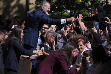 Los Reyes Felipe y Letizia y la Princesa Leonor saludan este viernes a vecinos de Viana durante su viaje a Navarra.