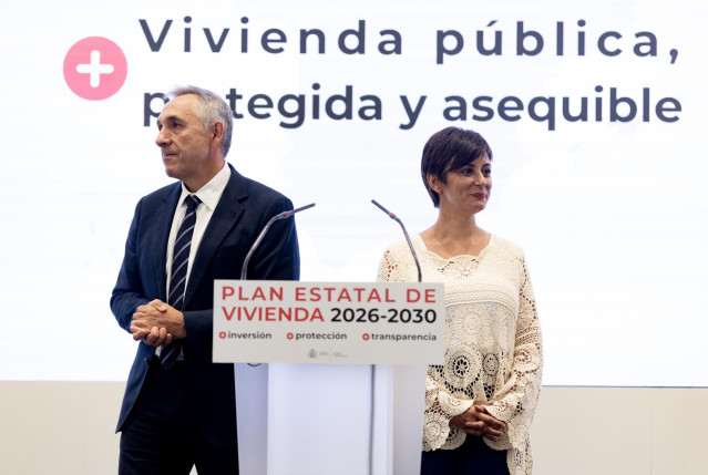 El presidente de la Asociación Española de Gestores Públicos de Vivienda y Suelo (AVS), José María López Cerezo y la ministra de Vivienda y Agenda Urbana, Isabel Rodríguez, durante una rueda de prensa.