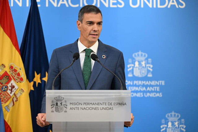 El presidente del Gobierno, Pedro Sánchez, comparece ante los medios de comunicación, en la sede de la Representación Permanente de España ante Naciones Unidas, el 25 de septiembre de 2025, en Nueva York