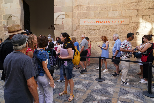 Archivo - Turista visitando la ciudad. A 27 de septiembre de 2024, en Málaga (Andalucía, España).