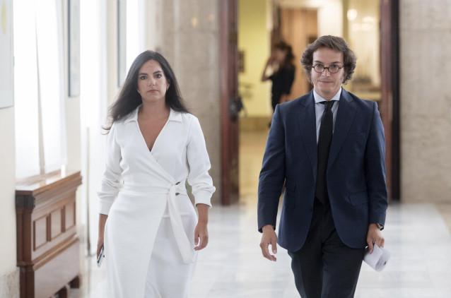 La portavoz de Vox en el Congreso, Pepa Millán, y el secretario general del grupo parlamentario, José María Figaredo.