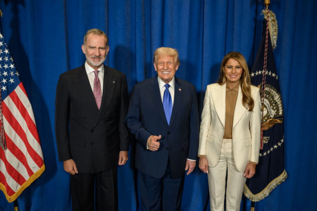 El Rey Felipe VI (i) y el presidente de EEUU, Donald Trump (c), durante su encuentro en Nueva York, Estados Unidos.