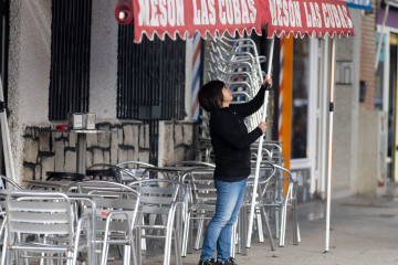EuropaPress 5684438 camarera levanta toldo bar 12 enero 2024 madrid espana ministerio trabajo