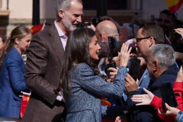 Los Reyes Felipe y Letizia y la princesa Leonor saludan a los asistentes en Tudela.