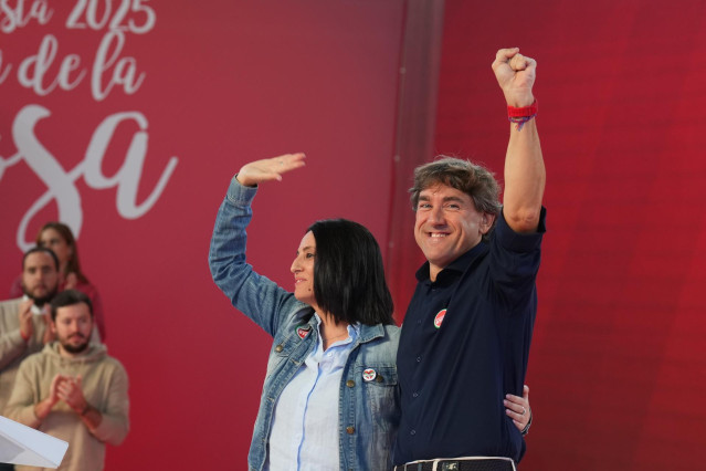 La secretaria de Organización del PSOE, Rebeca Torró, y el secretario general del PSE-EE, Eneko Andueza, participan en la Fiesta de la Rosa, en Landako Gunea, a 27 de septiembre de 2025, en Durango, Bizkaia