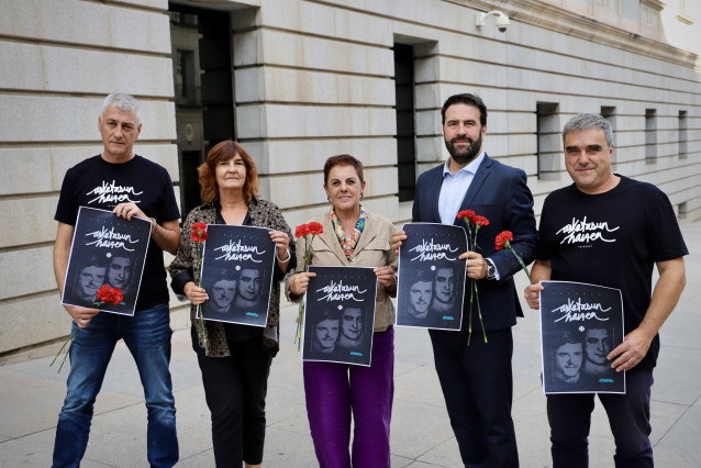 Los diputados de EH Bildu, encebezados por su portavoz, Mertxe Aizpurua, con un cartel en memoria de los miembros de ETA fusilados en el franquismo, Juan Paredes, 'Txiki' y Ángel Otaegi