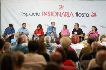 Imagen del coordinador de IU, Antonio Maíllo, su homóloga en Sumar, Lara Hernández, y los diputados Alberto Ibáñez (Compromís), Gerardo Pisarello (Comunes), Mikel Otero (Bildu) y Tesh Sidi (Más