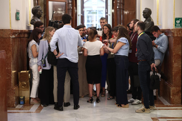 Periodistas durante una sesión de control al Gobierno en el Congreso de los Diputados