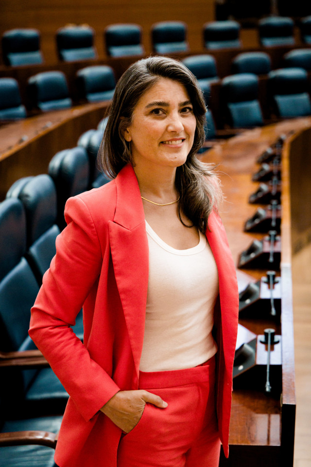 La portavoz de Más Madrid en la Asamblea, Manuela Bergerot, posa para Europa Press en el hemiciclo de la Cámara de Vallecas.
