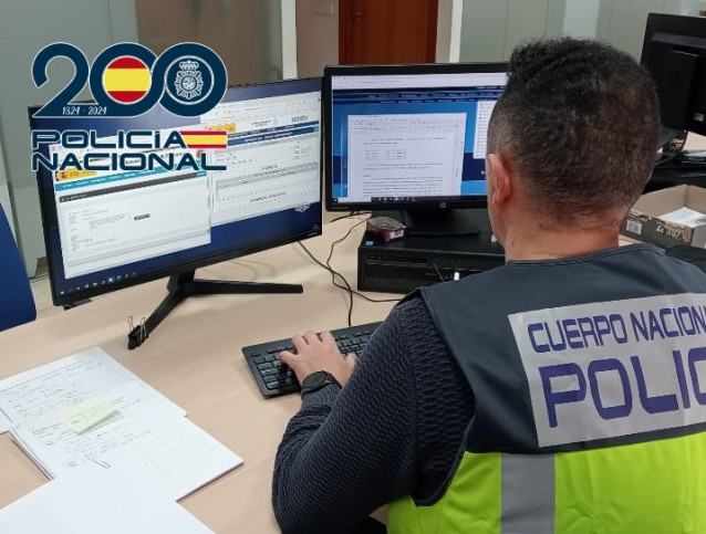 Archivo - Un agente de la Policía ante el ordenador.