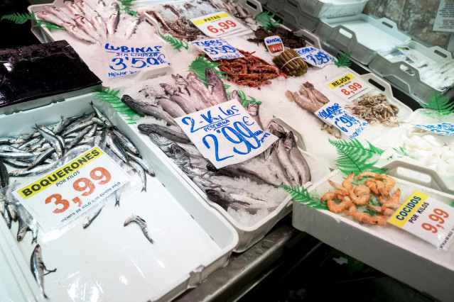 Archivo - Precios en una pescadería, a 11 de agosto de 2023, en Móstoles, Madrid (España).