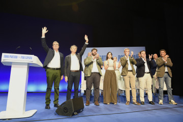 (I-D) El alcalde de Murcia, José Ballesta; el presidente del Partido Popular, Alberto Núñez Feijóo; el presidente de la Región de Murcia, Fernando López Miras; la presidenta de la Comunidad de M