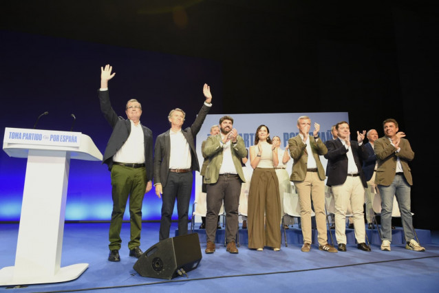 La cumbre del PP en Murcia, que ha reunido al presidente del partido, Alberto Núñez Feijóo con sus 'barones' territoriales, ha culminado este domingo con un acto en el Teatro Circo y con la firma de la 'Declaración de la Región de Murcia'