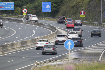 EuropaPress 3697889 varios vehiculos circulan autopista separa euskadi cantabria mayo 2021 haya