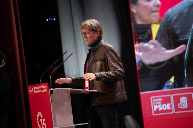 Archivo - El secretario general del PSOE de Castilla y León, Carlos Martínez, interviene durante la inauguración del 15º Congreso Socialista de Castilla y León, en el Teatro Ortega, a 22 de febrero de 2025, en Palencia.