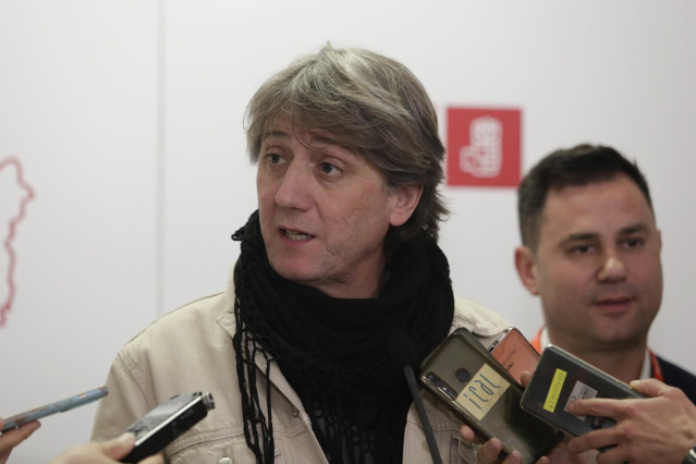 Archivo - El secretario general del PSOECyL, Carlos Martínez, atiende a los medios de comunicación durante la clausura del Congreso provincial del PSOE de León, en la Escuela de Ingeniería Agraria de la Universidad de León (ULE)