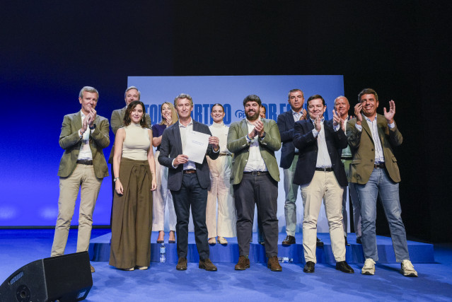 El presidente del Partido Popular, Alberto Núñez Feijóo, y los presidentes autonómicos del PP durante la clausura del acto de presentación de la ‘Declaración de la Región de Murcia’, en el Teatro Circo de Murcia, a 28 de septiembre de 2025, en Murcia (Esp