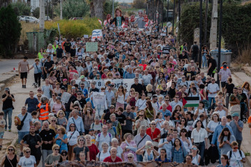 Varias personas durante una manifestación para pedir la dimisión de Mazón por la gestión de la dana, a 28 de octubre de 2025, en Paiporta (Valencia).