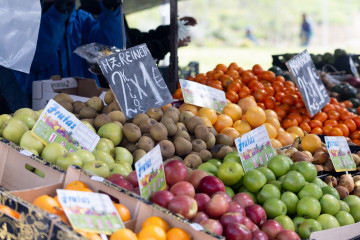 Archivo - Un puesto de frutas