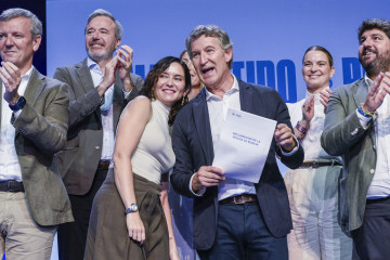 La presidenta de la Comunidad de Madrid, Isabel Díaz Ayuso, y el presidente del Partido Popular, Alberto Núñez Feijóo, durante la clausura del acto de presentación de la ‘Declaración de la Reg