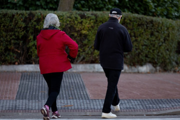 (Foto de ARCHIVO) Dos personas caminan, a 26 de diciembre de 2024, en Madrid (España)
