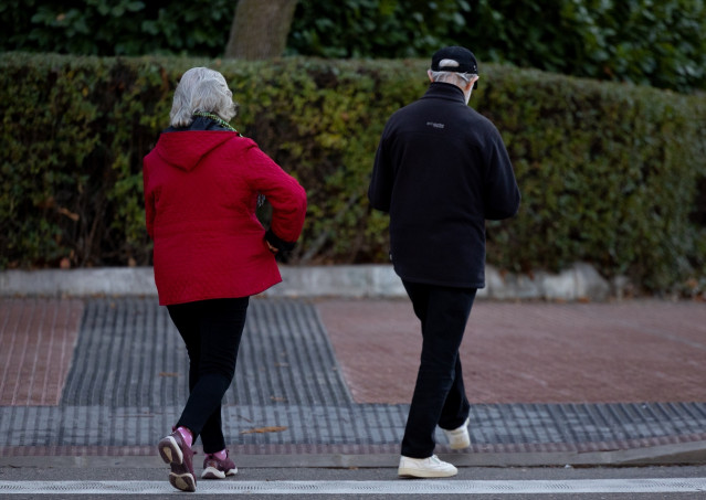 (Foto de ARCHIVO) Dos personas caminan, a 26 de diciembre de 2024, en Madrid (España)