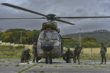 Archivo - Varios militares se suben a un helicóptero durante un ejercicio, a 21 de marzo de 2024, en Ceuta (España).