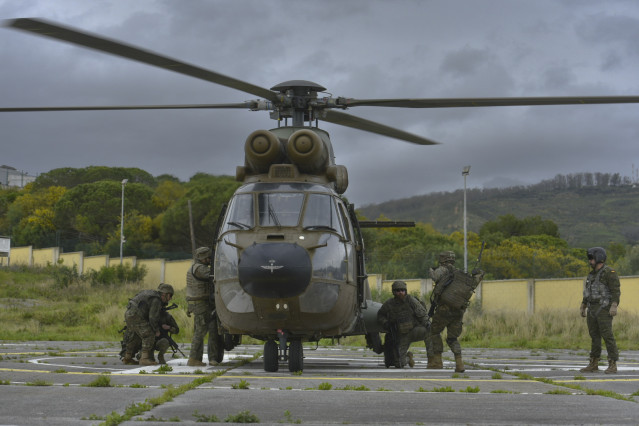 Archivo - Varios militares se suben a un helicóptero durante un ejercicio, a 21 de marzo de 2024, en Ceuta (España).