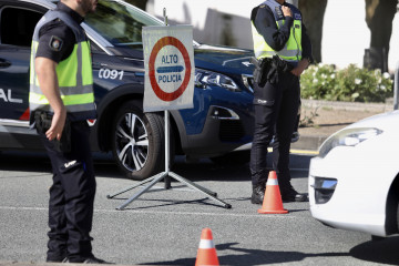 Archivo - Varios agentes de la Policía Nacional durante un control policial