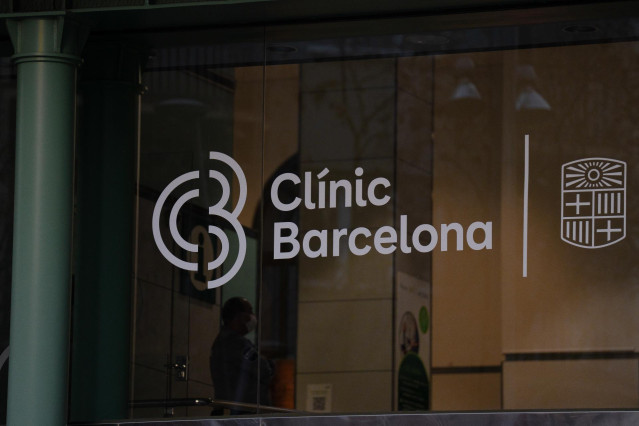 Archivo - Entrada del Hospital Clínic, en una imagen de archivo.