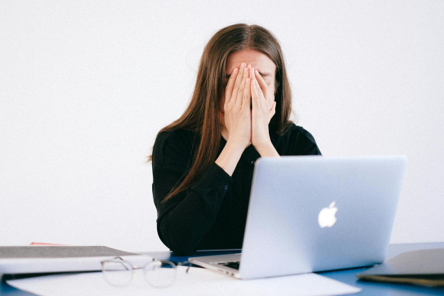 Archivo - Los días de baja por salud mental aumentan un 88% desde 2018 y ya son la segunda causa de absentismo laboral por IT por detrás de las algias.