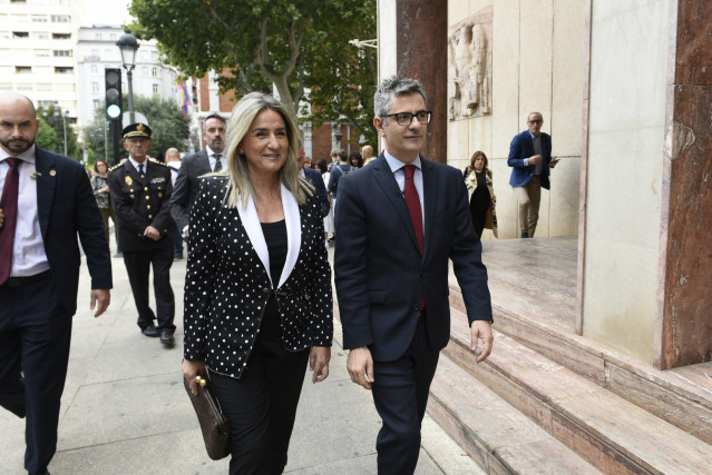 El ministro de la Presidencia, Justicia y Relaciones con las Cortes, José Manuel Bolaños, junto a la delegada del Gobierno en C-LM, Milagros Tolón.
